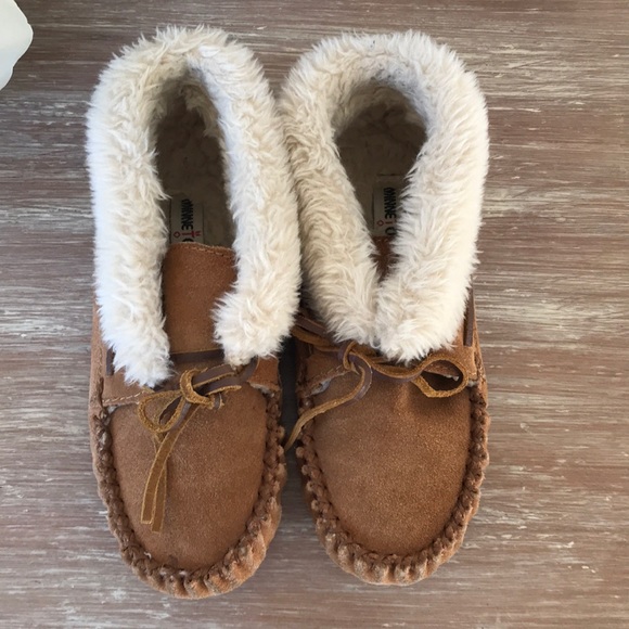 Minnetonka Slippers - Picture 2 of 6